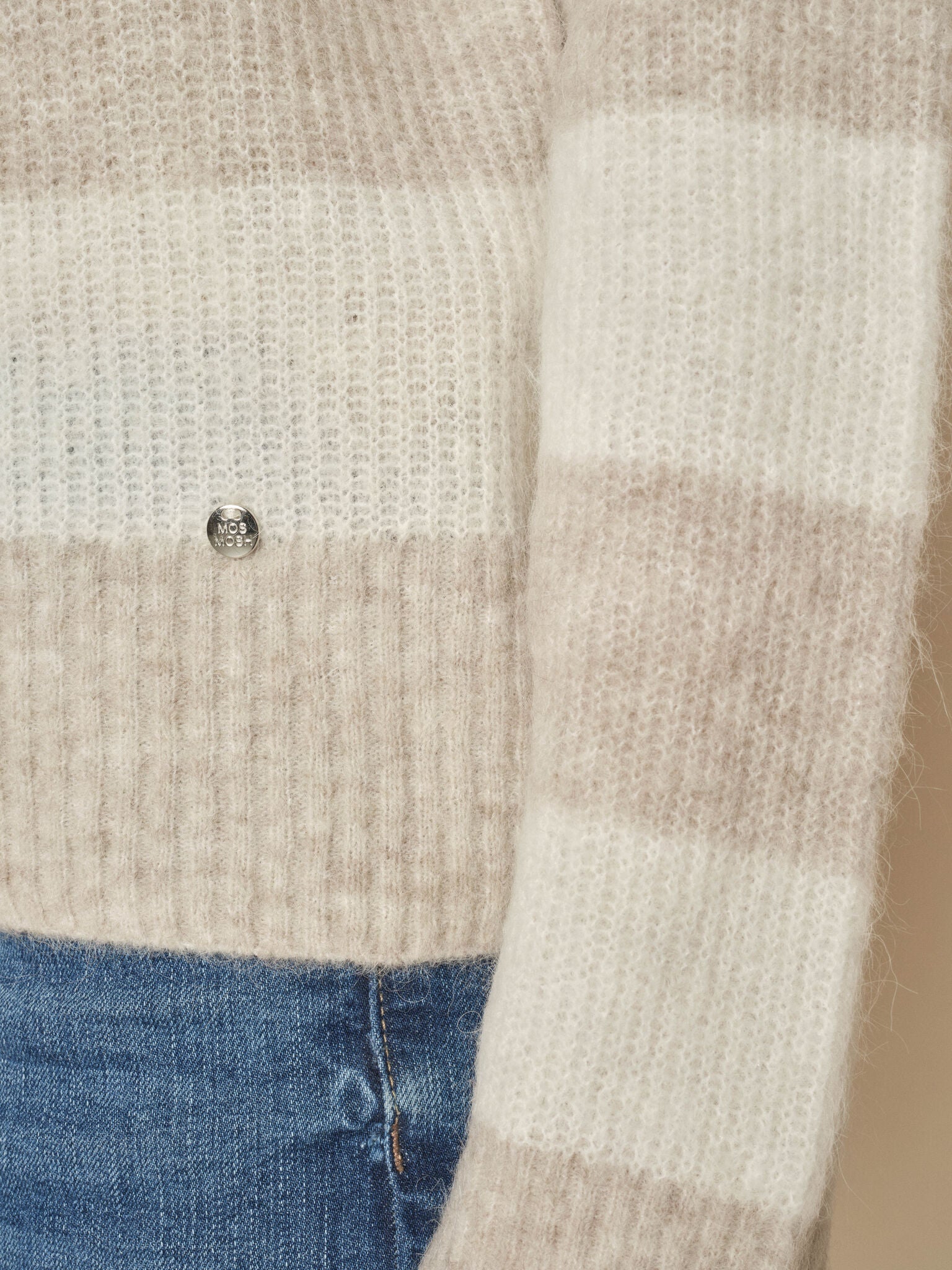 Modelshot / Feather Gray / Detail